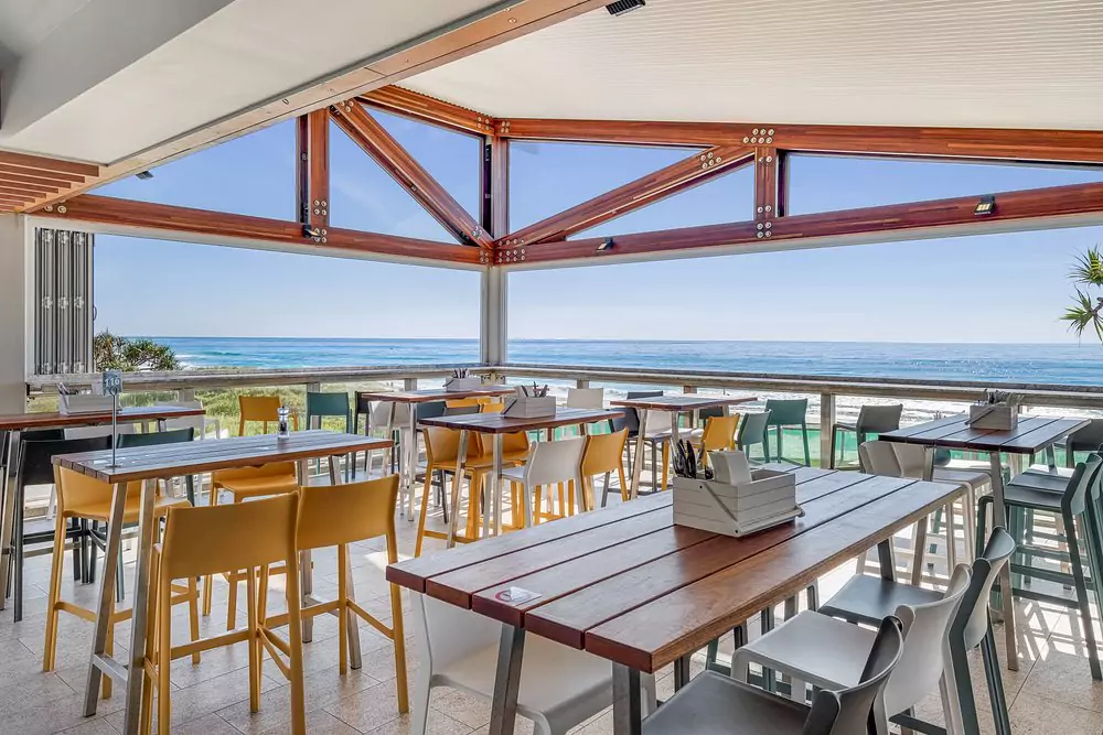 bmd-northcliffe-surf-club-beachfront-deck