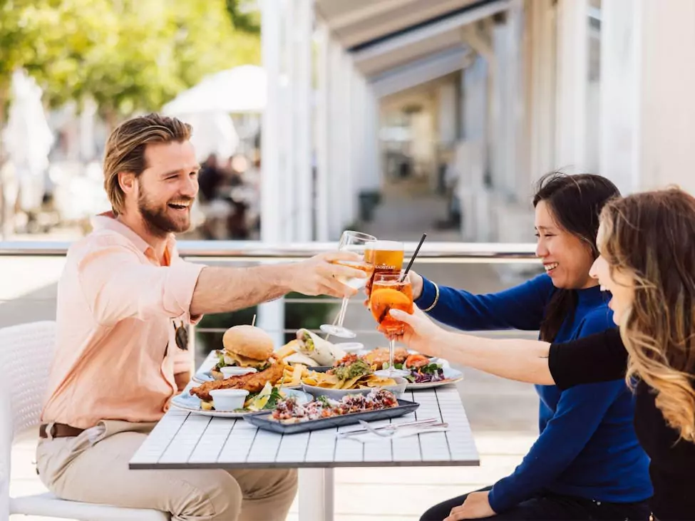 cove-tavern-sanctuary-cove-customers